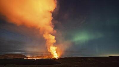 ببینید | لحظه فوران آتش‌فشان و درخشش شفق قطبی در ایسلند