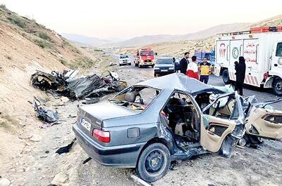 تصادف زنجیره‌ای ۴ خودرو در جنوب استان کرمان / ۳ نفر کشته و ۱۵ نفر زخمی شدند