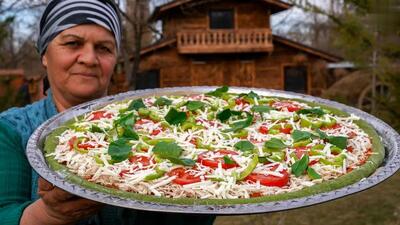 نحوه درست کردن پیتزای مرغ و سبزیجات توسط بانوی روستایی آذربایجانی (فیلم)