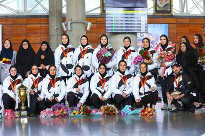 بازگشت دختران قهرمان هاکی روی یخ به ایران