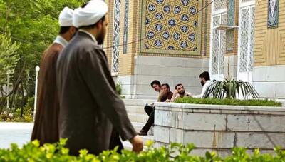 کیهان: روحانیون می توانند درآمد چند برابری داشته باشند اما از روی تکلیف زندگی سخت طلبگی را پذیرفته‌ اند