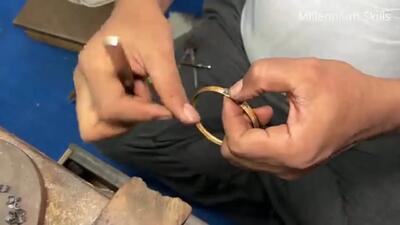 (ویدئو) ببینید چگونه هندی ها با شمش طلا، النگوهای زیبا و پرطرفدار می سازند