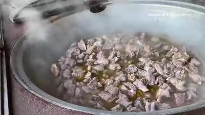 (ویدئو) غذای خیابانی محبوب در پاکستان؛ نحوه پخت 200 کیلو قابلی پلو با گوشت