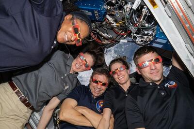 تصویر خدمه «ایستگاه فضایی بین‌المللی» با عینک مخصوص