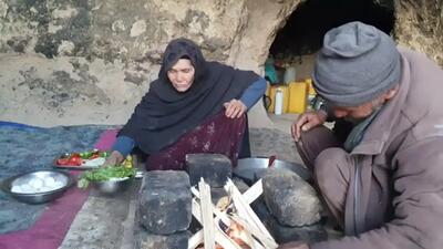 (ویدئو) غذای غارنشین ها در افغانستان؛ پخت یک املت متفاوت با دنبه گوسفند