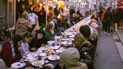 تصاویری از برپایی سفره افطار ۲ کیلومتری در بلژیک با حضور ۷ هزار مسلمان و مسیحی | ببینید