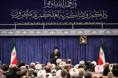 عکسی از نماز خواندن روحانی، سیدحسن خمینی، رئیسی و محسنی اژه ای پشت سر رهبری