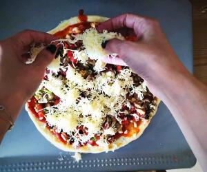 آموزش پنیر پیتزا کشدار خانگی فقط با 2 قلم مواد