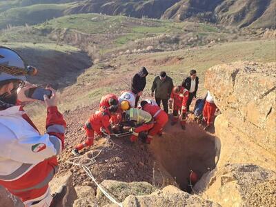 آتش نشانان قزوین دو شهروند را در یک عملیات نفس گیر از عمق چاه نجات دادند