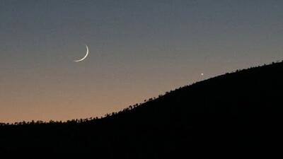 ثبت تاریخ اول هر ماه قمری با رؤیت هلال ماه نو در شامگاه روز بیست و نهم یا سی‌اُم ماه قبل‌
