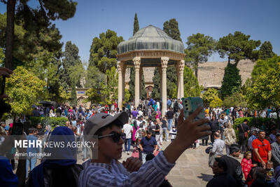 نوروز ۱۴۰۳-گردشگران نوروزی در آرامگاه سعدی و حافظ شیرازی