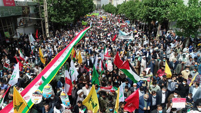 مرد شمشیر به دست در راهپیمایی روز قدس