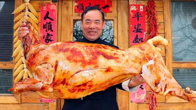 (ویدئو) نحوه پخت جالب یک گوسفند بزرگ کامل توسط آشپز مشهور روستایی چینی