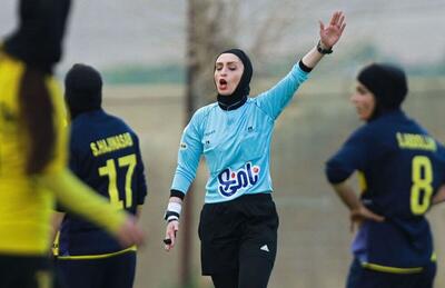 (عکس) نگاه عاشقانه و مخفیانه یک مرد به فوتبال زنان ایران