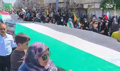 فیلم/ پرچم ۵۰ متری فلسطین در دستان تهرانی‌ها