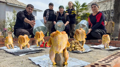 (ویدئو) غذای روستایی در آذربایجان؛ پخت دیدنی مرغ زیر سطل فلزی