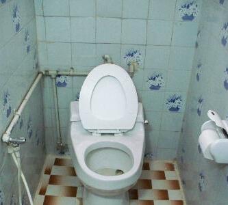 ایده خنده دار و پت و مت گونه‌یِ جدا کردن 2 توالت فرنگی از همدیگر در دستشویی عمومی حماسه آفرید+عکس/ آخه لامصب الان یعنی این دیواره؟🤣