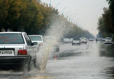 آبگرفتگی خیابان‌ها و معابر شهر ایلام در پی بارش شدید باران (فیلم)