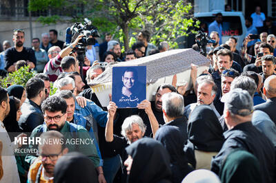 اشک‌های غم‌انگیز زهرا داودنژاد در خاکسپاری برادرش