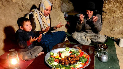 (ویدئو)غذای غارنشین ها در افغانستان؛ پخت خوراک گوشت با سبزیجات