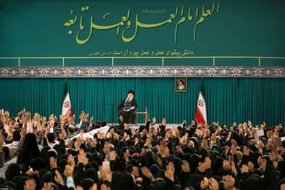 ورود رهبر انقلاب به حسینیه امام خمینی و شعار متفاوت دانشجویان
