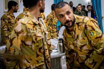 تصاویری از افطاری یک فرمانده ارشد نظامی ایران با سربازان وظیفه