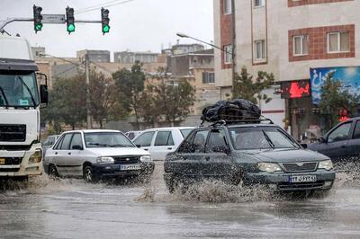 ببینید | تصاویری از آب‌گرفتگی شدید در خیابان‌های ایلام؛ بارش رگبار و رعد و برق