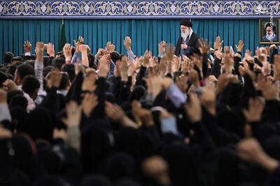 فیلم/طنین شعار «ای رهبر آزاده آماده‌ایم آماده» در حسینیه امام خمینی(ره)