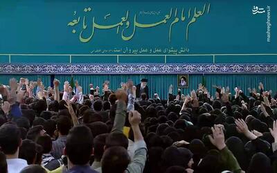 فیلم/ لحظه ورود رهبر انقلاب به حسینیه با شعار متفاوت دانشجویان
