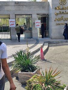 تفکیک جنسیتی بانوان و آقایان در ورودی اصلی دانشگاه امیرکبیر تهران(عکس) - عصر خبر