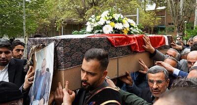 محمود احمدی‌نژاد زیر تابوت حمید بهبهانی را گرفت+ عکس