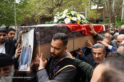 محمود احمدی‌نژاد زیر تابوت وزیر فوت شده‌اش