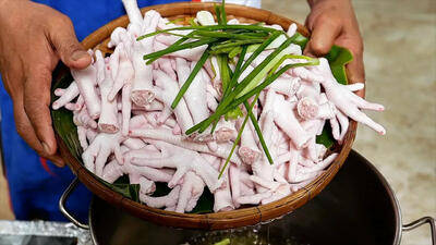 (ویدئو) غذاهای خیابانی تایلند؛ پخت یک غذای مشهور با پای مرغ