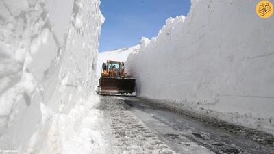 (تصاویر) بازگشایی جاده‌ای که هفت متر برف در آن بارید