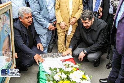 احمدی نژاد درحال فاتحه خوانی بر پیکر وزیر فوت شده
