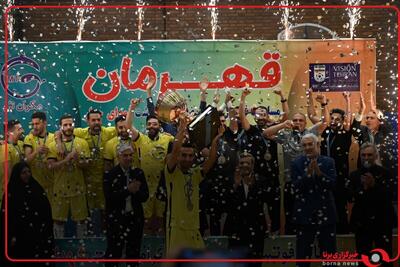 اهدای جام قهرمانی فوتسال جام رمضان تهران توسط کیومرث هاشمی به تیم فوتسال بهارستان