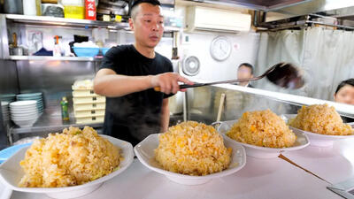 (ویدئو) غذاهای خیابانی ژاپن؛ فرآیند دیدنی پخت برنج سرخ شده با تخم مرغ