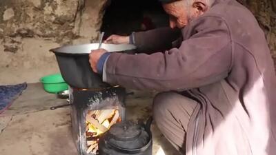(ویدئو) نحوه پخت غذای ساده و محلی با سیب زمینی و سبزیجات در یک غار باستانی