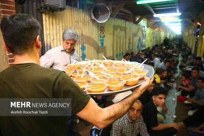 برپایی ضیافت افطاری ساده در خیابان شهدای قم+ تصاویر