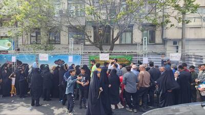 توزیع بال و کتف کبابیِ به صورت صلواتی در مصلی تهران + عکس