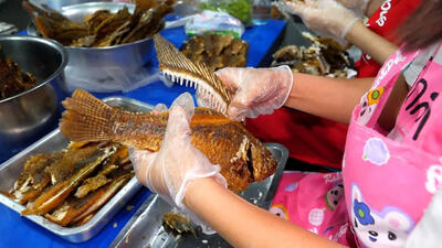 (ویدئو) غذاهای خیابانی تایلند؛ پخت جالب ماهی تیلاپیا و برنج
