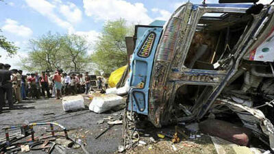 کامیون چپ شده در پاکستان 17 کشته و زخمی برجا گذاشت