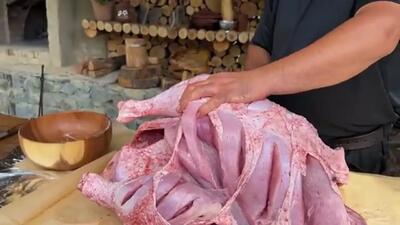 (ویدئو) پخت 2 غذای متفاوت با بوقلمون به سبک آشپز مشهور روستایی آذربایجانی