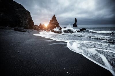 ساحل سیاه ایسلند یکی از غیرمعمول‌ترین ساحل‌های جهان (فیلم)