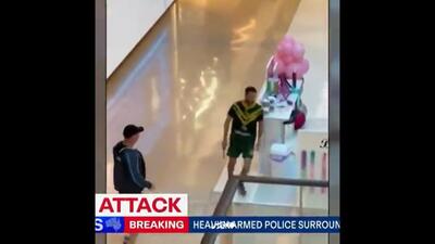 لحظه حمله فرد چاقو به دست به مردم در استرالیا