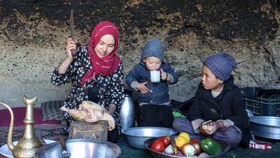 (ویدئو) پخت چلو مرغ زغالی به سبک و سیاق بک بانوی جوان غارنشین افغان