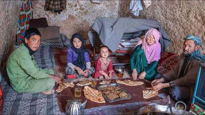 (ویدئو) فرآیند پخت چاپلی کباب محلی به روش یک خانواد کوه نشین افغان