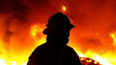 آتش سوزی هولناک مجتمع مسکونی / 13 نفر نجات پیدا کردند