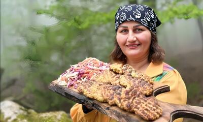 پخت برگر مرغ زغالی در طبیعت به سبک بانوی روستایی ترکیه‌ای (فیلم) | شبکه اطلاع‌ رسانی طلا و ارز