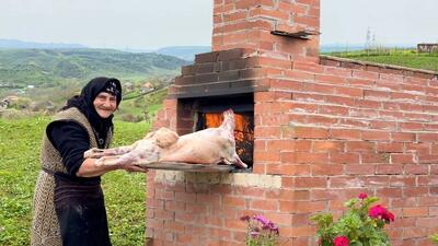 طرز پخت گوسفند 20 کیلوگرمی در تنور توسط خانواده آذربایجانی (فیلم)